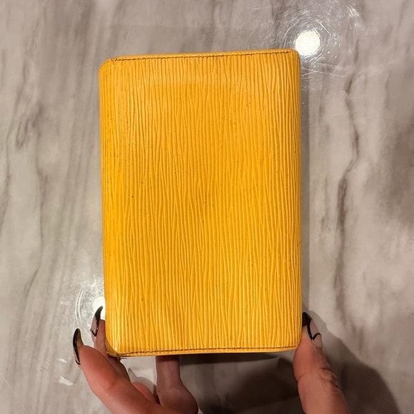 Louis Vuitton Vibrant Yellow & purple passport hold/wallet - lakers colorway - Picture 2 of 13